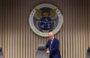 Presidente da FCC ameaça retirar licenças de TV da cobertura noticiosa do Irã. Por que isso é altamente improvável