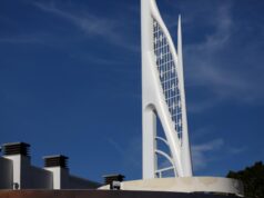 Seu retrato de MLK com capuz se tornou viral. Agora ele compartilha uma mensagem em sua arte em Downtown Disney