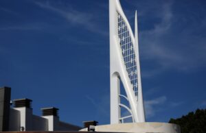 Seu retrato de MLK com capuz se tornou viral. Agora ele compartilha uma mensagem em sua arte em Downtown Disney