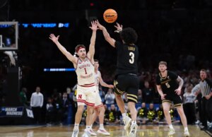 O tiro Hail Mary de Vanderbilt erra por margens estreitas enquanto Nebraska avança para o Candy 16 de forma épica