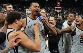 Wembanyama marca a vitória enquanto o Spurs vence o Suns e garante a vaga nos playoffs