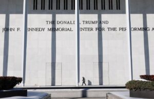 Legislador democrata pede a juiz que retire nome de Trump do Kennedy Middle