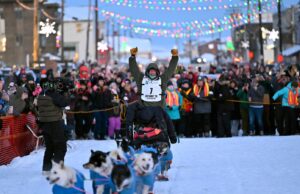 A ex-estrela de actuality exhibits Jessie Holmes se repete como campeã da exaustiva corrida de trenós puxados por cães de Iditarod