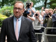 Kevin Spacey faz acordo fora do tribunal com três homens por supostas agressões sexuais