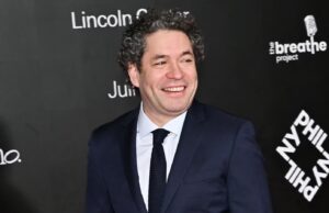 A gestão de Gustavo Dudamel como diretor musical da Filarmônica de Nova York é aberta no Radio Metropolis Music Corridor