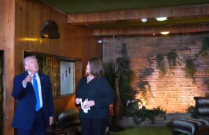 Trump faz um desvio para Graceland de Elvis Presley em Memphis durante a guerra no Irã e turbulência no aeroporto