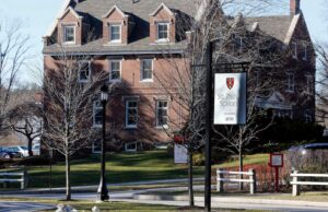 Audiência judicial para o filho de Cher sob a acusação de invadir uma casa em New Hampshire cancelada