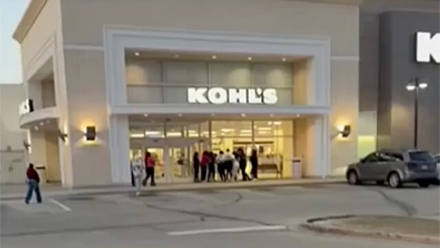wisconsin-mall-teen-takeover-viral-brawl_01.jpg