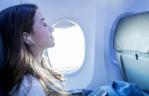 ‘Pior viagem de avião’: passageira de avião afirma que foi repetidamente empurrada por reclinar o assento