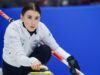 Schwaller da Suíça rola no campeonato mundial feminino de curling