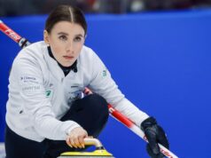 Schwaller da Suíça rola no campeonato mundial feminino de curling
