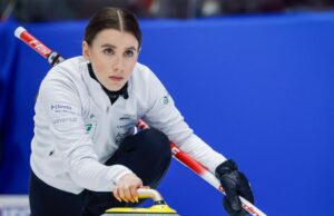 Schwaller da Suíça rola no campeonato mundial feminino de curling