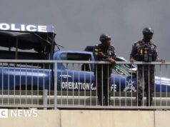 Jogador de futebol ganense morto após agressores armados abrirem fogo contra ônibus do time