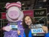 Papai Pig e o técnico Joe Wicks empenhados em coletar babadores da Maratona de Londres