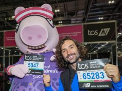 Papai Pig e o técnico Joe Wicks empenhados em coletar babadores da Maratona de Londres