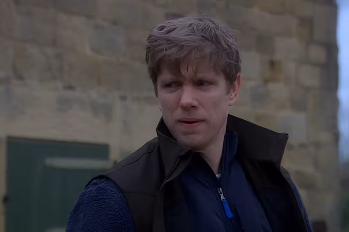 Fãs de Emmerdale discutem quem é o responsável pelo incêndio no celeiro em um relógio ‘desconfortável’