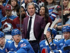 Jared Bednar no hospital depois de ter sido contratado por uma rondelle