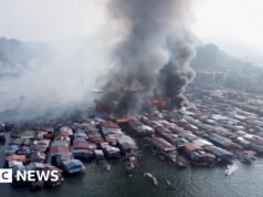 Imagens de drone mostram enorme incêndio em vila costeira da Malásia