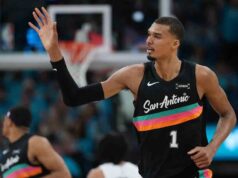 Wembanyama perde 35 pontos na estreia nos playoffs enquanto os Spurs ultrapassam os Path Blazers