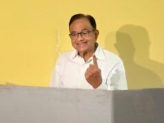 O ex-ministro da União P Chidambaram vota em Sivaganga