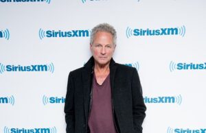 O ícone do Fleetwood Mac, Lindsey Buckingham, 76, atacado e ‘mergulhado em substância desconhecida’ em um ataque de terror