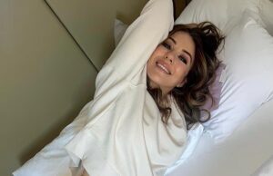 Elizabeth Hurley, 60, mostra sua figura tonificada em fotos sensuais na cama enquanto revela o segredo incomum de sua aparência que desafia o envelhecimento: ‘Juro por isso!’