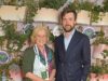 Jack Whitehall brinca que sua mãe, Hilary, está planejando ‘se transformar em Victoria Beckham’ durante sua primeira dança no casamento com Roxy Horner