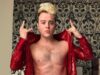 John Grimes, de Jedward, diz que trolls comentando sobre seu ganho de peso em meio ao retorno à TV e comparando seu físico ao apogeu do pop ‘dói’ enquanto ele tira a camisa para uma postagem fortalecedora: ‘Não posso usar denims skinny 24 horas por dia, 7 dias por semana’