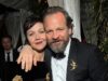 Maggie Gyllenhaal expressa seu desconforto ao dirigir as cenas íntimas de seu marido Peter Sarsgaard com Jessie Buckley em A Filha Perdida: ‘Foi difícil e complicado’