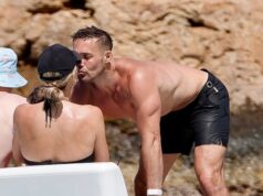 Vogue Williams, de biquíni, e o marido bonitão Spencer Matthews continuam a dissipar rumores de divisão enquanto fazem as malas no PDA em meio a uma luxuosa escapadela em família para a ensolarada St Barts