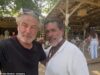 Alec Baldwin confunde os fãs ao posar com Antonio Banderas – mas nem tudo é o que parece