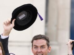 Scott Mills enfrenta novo golpe, pois pode perder seu Doutorado Honorário em Artes depois que a estrela do rádio foi demitida pela BBC