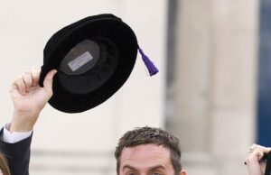 Scott Mills enfrenta novo golpe, pois pode perder seu Doutorado Honorário em Artes depois que a estrela do rádio foi demitida pela BBC