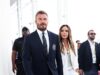 Victoria Beckham parece chique sem esforço em um terno branco enquanto caminha de mãos dadas com o marido David para a cerimônia de inauguração no novo Freedom Park Stadium de seu time Inter Miami