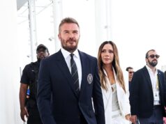 Victoria Beckham parece chique sem esforço em um terno branco enquanto caminha de mãos dadas com o marido David para a cerimônia de inauguração no novo Freedom Park Stadium de seu time Inter Miami