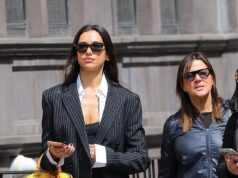 Dua Lipa parece elegante sem esforço enquanto carrega uma bolsa Louis Vuitton de £ 8.000 enquanto sai com sua sósia Anesa em Nova York