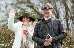 Geri Halliwell e seu marido Christian Horner aproveitam um dia nas corridas Level-to-Level enquanto assistem seu cavalo Raise Me Up competir