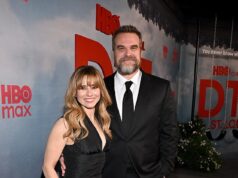 ‘Não vou contar a ninguém como viver’: Linda Cardellini defende casamentos abertos depois que seu co-estrela de DTF, David Harbor, supostamente desrespeitou as regras de seu acordo com a ex-esposa Lily Allen