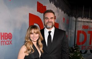 ‘Não vou contar a ninguém como viver’: Linda Cardellini defende casamentos abertos depois que seu co-estrela de DTF, David Harbor, supostamente desrespeitou as regras de seu acordo com a ex-esposa Lily Allen