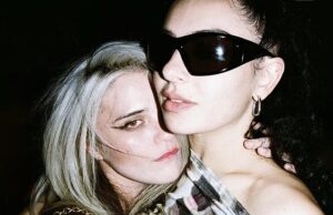 Charli XCX é acusada de ‘roubo’ de música enquanto a colaboradora Sky Ferreira afirma que partes da trilha sonora de Wuthering Heights são baseadas em suas demos inéditas e diz ‘Tenho provas de tudo’