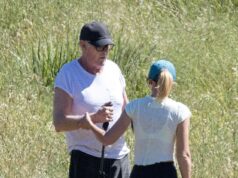 A estrela de Baywatch, David Hasselhoff, 73, parece frágil enquanto se apoia na esposa na primeira aparição pública após cirurgias