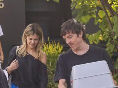 Tim Blackwell, 44, e sua namorada Lizzie Baxter, 28, são todos sorrisos enquanto fazem as malas para uma escapadela de Páscoa – depois que a polícia deu um tapa na estrela da Nova FM com uma ordem de restrição para proteger a ex-mulher