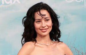 Alexa Demie parece muito diferente de sua estreia em Euphoria ao fazer uma aparição quase irreconhecível na estreia da terceira temporada