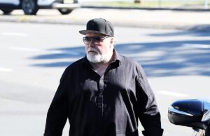 Kyle Sandilands aparece com uma roupa enorme durante um passeio com a família depois que um pedido bizarro de perda de peso ao ex-co-apresentador Jackie ‘O’ Henderson foi revelado em documentos judiciais explosivos