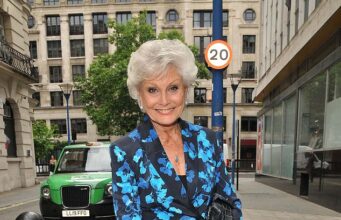 Angela Rippon, 81, diz que o chefe da BBC lhe disse para deixar a televisão aos 50 anos ‘para abrir caminho para as mulheres mais jovens que vêm atrás de você’