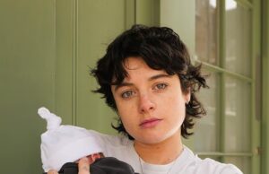 A estrela do Casualty, Naomi Chaya Wakszlak, revela que deu as boas-vindas ao seu primeiro filho enquanto compartilha adoráveis fotos do recém-nascido nas redes sociais