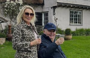 Eamonn Holmes, 66, é visto rindo e sorrindo com a namorada Katie Alexander, 44, poucos dias antes de seu terrível derrame