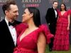 Tom Hiddleston olha com adoração para a noiva Zawe Ashton enquanto o casal faz uma exibição apaixonada no Olivier Awards depois de dar as boas-vindas ao seu segundo filho