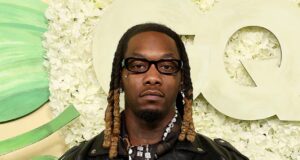 Offset se apresenta no Coachella poucos dias depois de levar um tiro enquanto sobe no palco após chegar em uma cadeira de rodas
