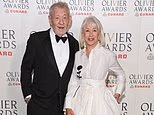 Dame Helen Mirren, 80, é o epítome do chique em uma combinação floral branca ao se reunir com o ícone da atuação Sir Ian McKellen, 86, no Olivier Awards